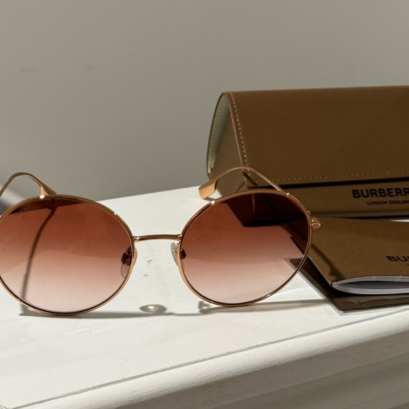 Burberry Sunglasses NEW - Picture 3 of 4